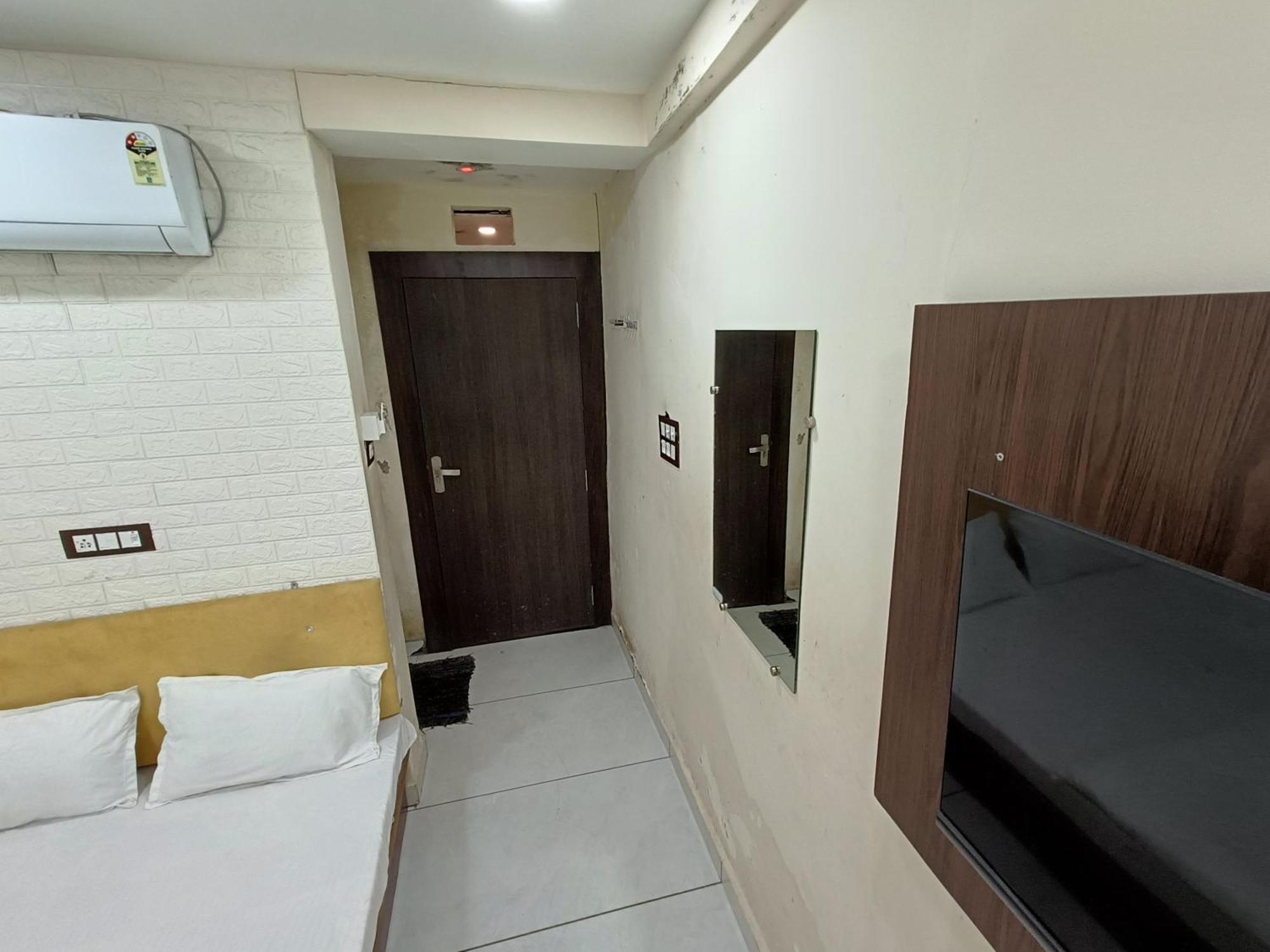 Hotel S Tower Удджайн Экстерьер фото